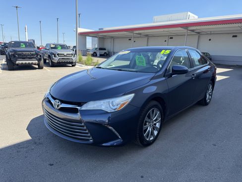 Used 2015 Toyota Camry XLE w/ Convenience Package FWD image 2