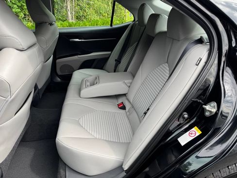 Used 2019 Toyota Camry SE w/ Carpet Mat Package FWD image 16