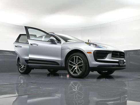 Certified 2025 Porsche Macan image 38