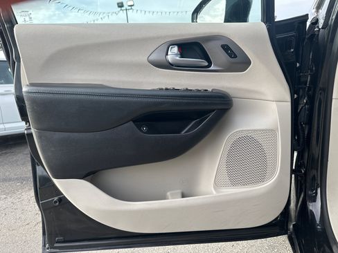 Used 2021 Chrysler Pacifica Touring-L image 9