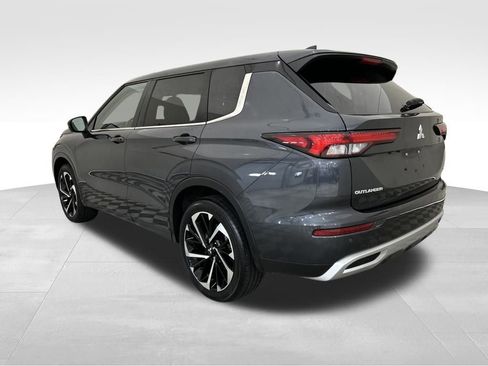 Used 2024 Mitsubishi Outlander SE image 3