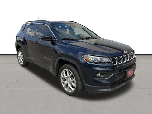 Used 2024 Jeep Compass Latitude AWD/4WD image 3