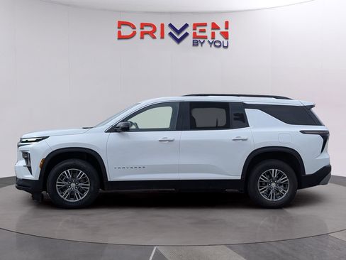 Used 2024 Chevrolet Traverse LT image 2