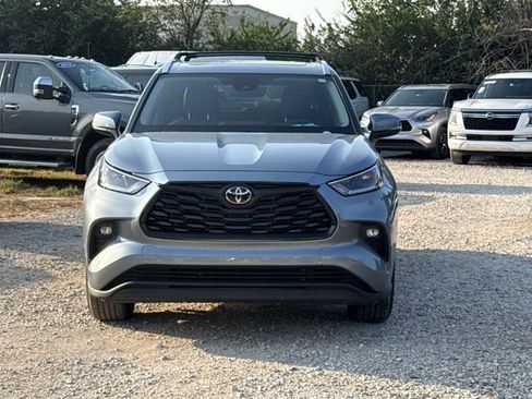 Used 2021 Toyota Highlander XLE FWD image 2