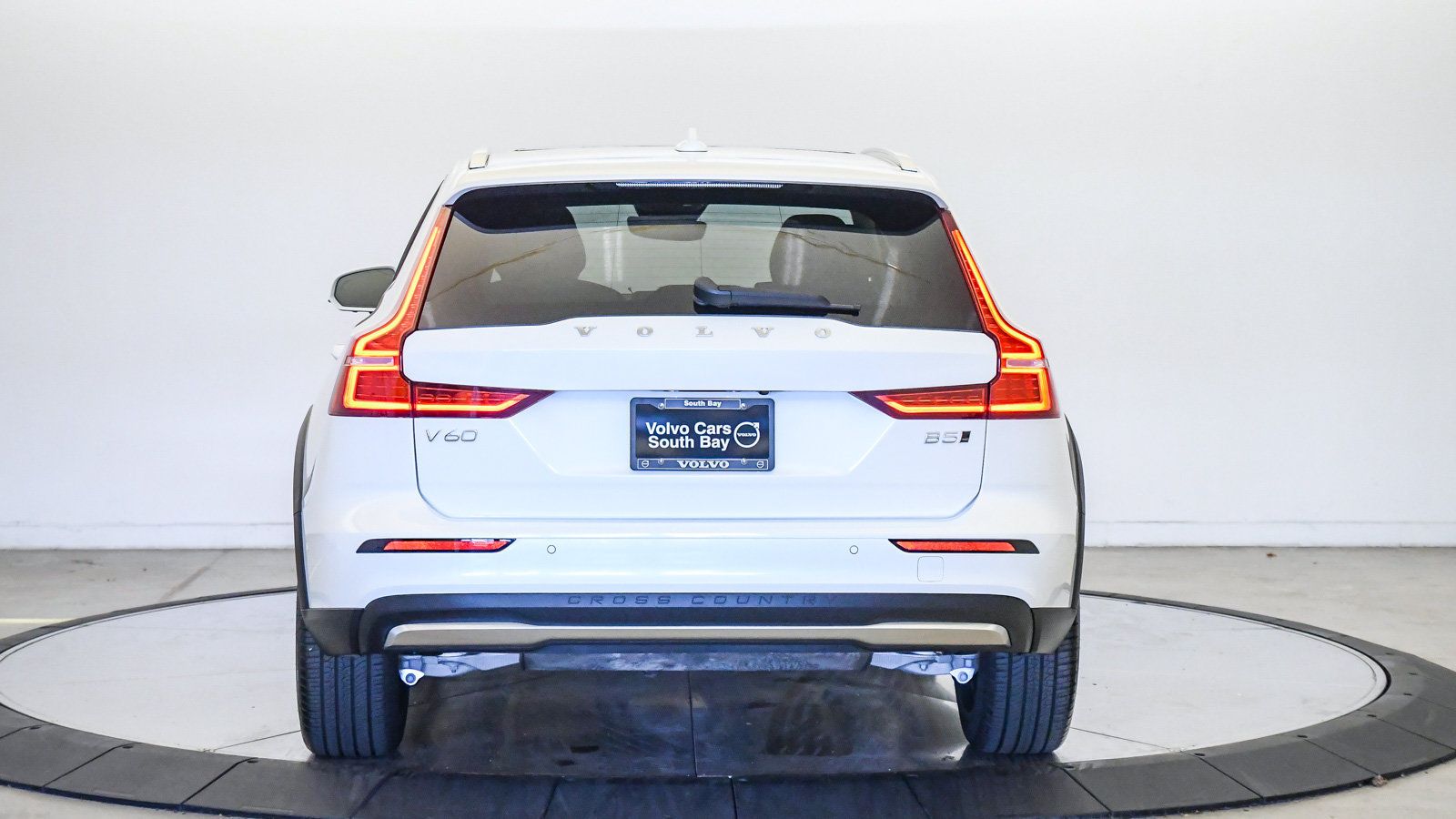 Certified 2025 Volvo V60 B5 Cross Country Plus AWD/4WD image 3