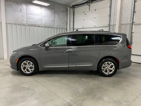 Used 2021 Chrysler Pacifica Limited w/ Premium & Safety Sphere Group AWD/4WD image 27
