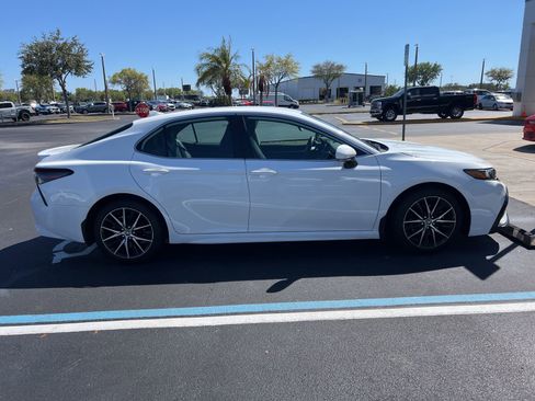 Used 2023 Toyota Camry SE image 3