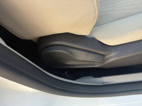 Used 2016 Ford Focus SE w/ SE Power Seat Package image 32