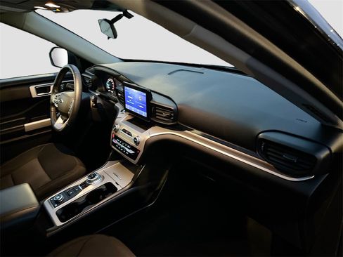 Used 2022 Ford Explorer XLT image 30