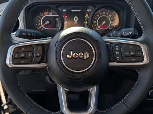Used 2025 Jeep Wrangler Unlimited Sahara AWD/4WD image 21