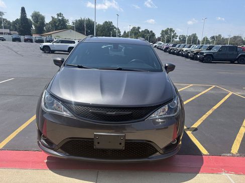 Used 2018 Chrysler Pacifica Touring-L Plus w/ S Appearance Package FWD image 2