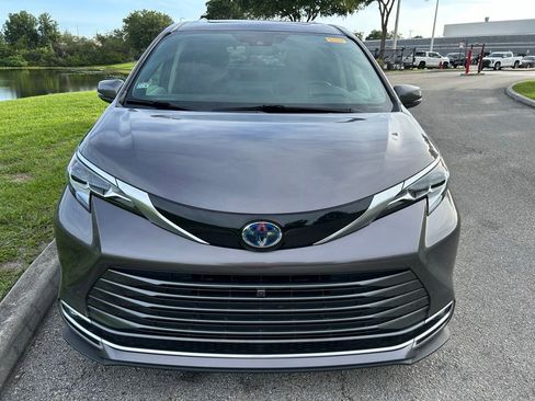Used 2021 Toyota Sienna Platinum FWD image 9
