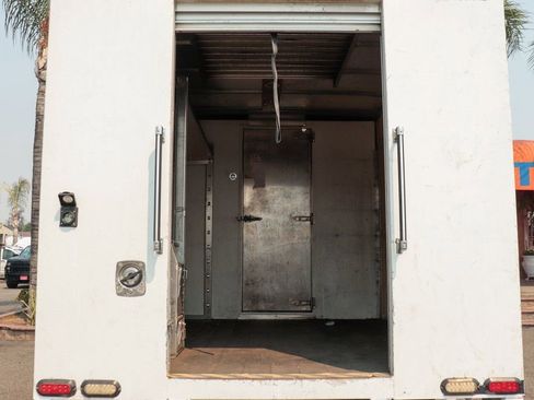 Used 2015 Chevrolet Express 4500 image 9