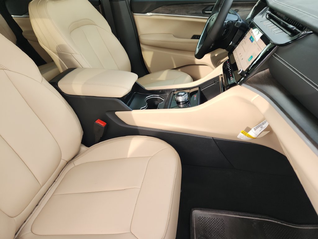 New 2027 Jeep Grand Cherokee Limited RWD image 10