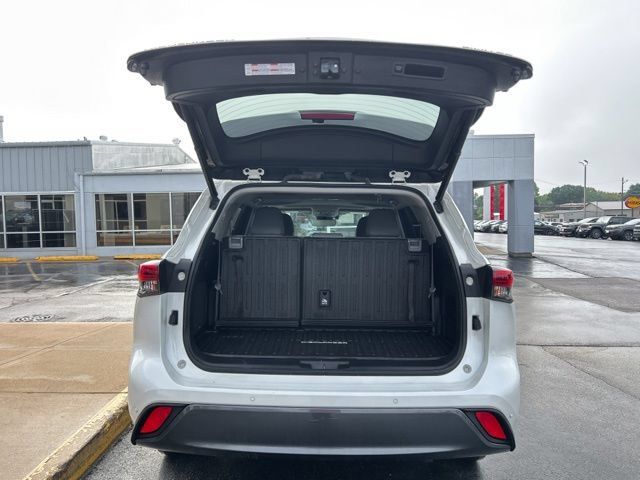 Used 2021 Toyota Highlander Limited AWD/4WD image 10