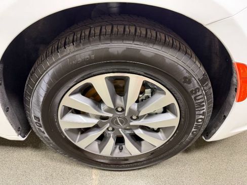 Used 2024 Chrysler Pacifica Limited FWD image 8