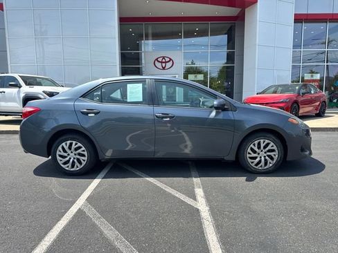 Used 2018 Toyota Corolla LE FWD image 2