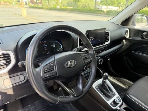 Used 2024 Hyundai Venue Limited FWD image 12