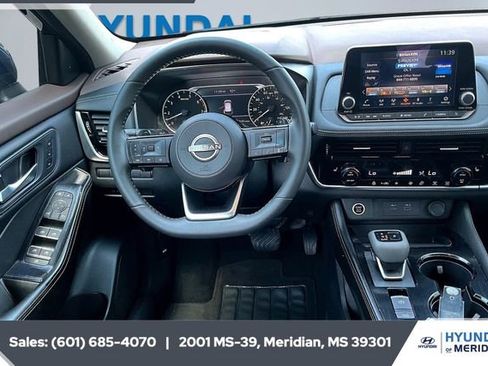 Used 2023 Nissan Rogue SL image 5