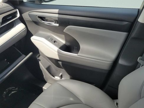 Used 2022 Toyota Highlander XLE FWD image 15