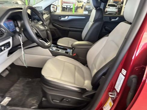 Used 2025 Ford Escape SE image 16