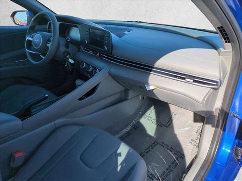 Certified 2025 Hyundai Elantra SE image 20