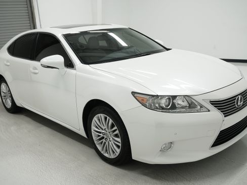 Used 2013 Lexus ES 350 w/ Luxury Pkg FWD image 3