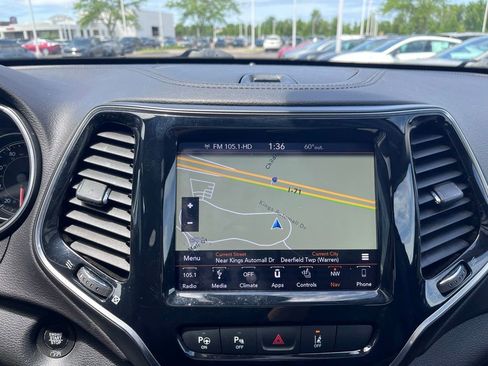 Used 2019 Jeep Cherokee Limited w/ Luxury Group AWD/4WD image 16
