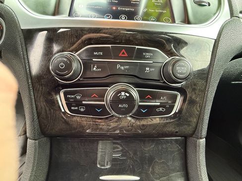 Used 2018 Chrysler 300 Limited w/ Safetytec Plus Group image 36