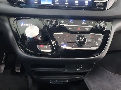 Used 2026 Chrysler Pacifica Select FWD image 9