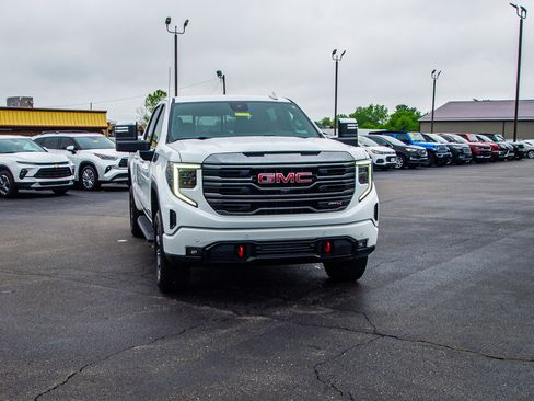 Used 2024 GMC Sierra 1500 AT4 w/ Technology Package AWD/4WD image 10