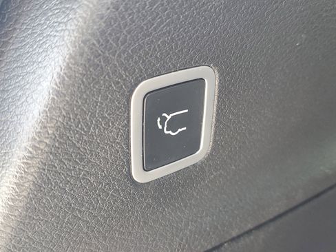 Used 2019 Chrysler Pacifica Touring-L w/ Premium Audio Group FWD image 7