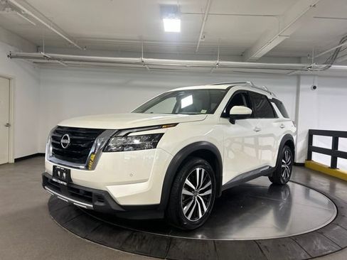 Used 2024 Nissan Pathfinder Platinum AWD/4WD image 5