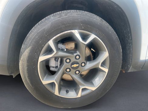 Used 2025 Chevrolet Trax LT w/ Sunroof Package FWD image 14