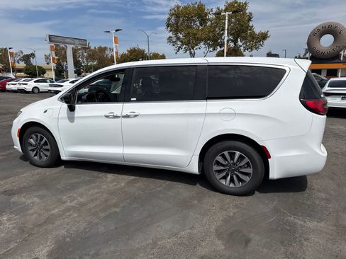 Used 2024 Chrysler Pacifica Limited FWD image 21