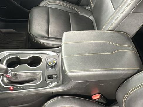 Used 2021 Chevrolet Traverse RS image 36