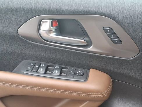 Used 2019 Chrysler Pacifica Limited w/ Advanced Safetytec Group FWD image 17