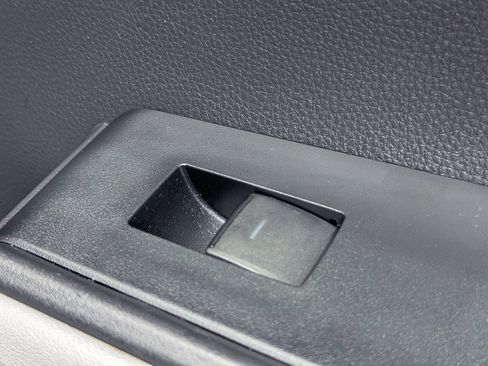 Used 2021 Toyota Highlander XLE FWD image 33