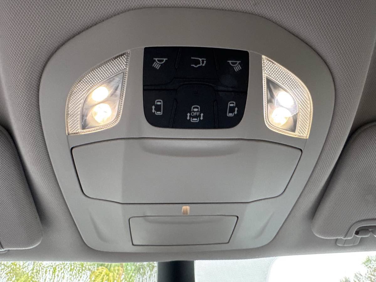 Used 2024 Chrysler Pacifica Limited FWD image 35