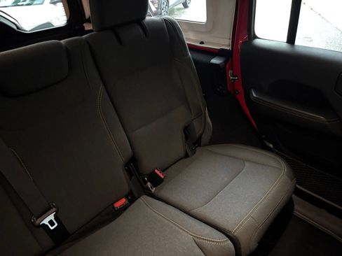 Used 2025 Jeep Wrangler Unlimited Sahara AWD/4WD image 36