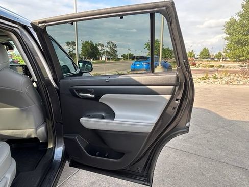 Used 2020 Toyota Highlander XLE AWD/4WD image 30