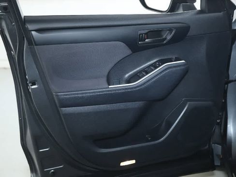 Used 2023 Toyota Highlander L FWD image 16