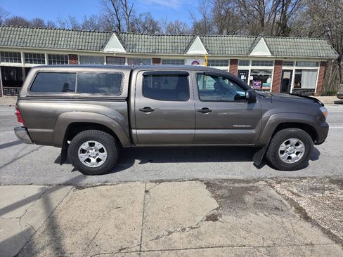 Used 2012 Toyota Tacoma Double Cab V6 4WD w/ SR5 Pkg image 6