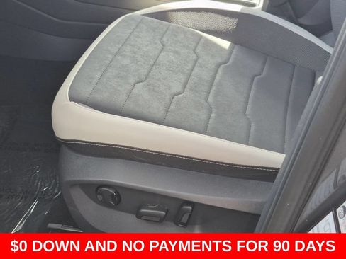 Used 2025 Volkswagen Taos SE FWD image 15