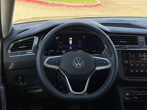 Used 2023 Volkswagen Tiguan SE w/ Panoramic Sunroof Package image 7