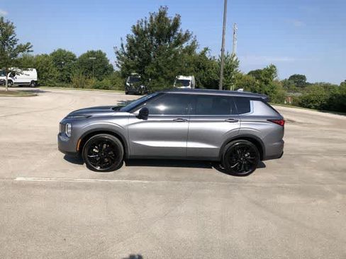 Used 2023 Mitsubishi Outlander SE Black Edition AWD/4WD image 3