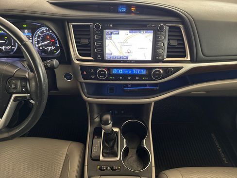 Used 2016 Toyota Highlander Limited Platinum AWD/4WD image 18
