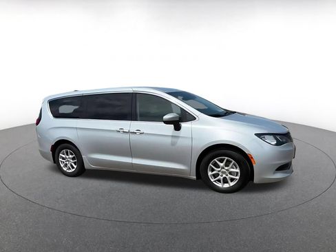 Used 2023 Chrysler Voyager LX FWD image 2