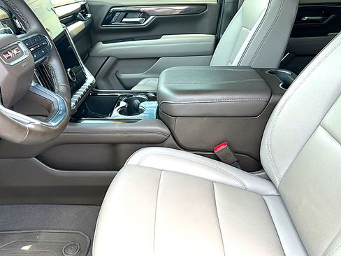 Used 2025 GMC Yukon Elevation AWD/4WD image 13