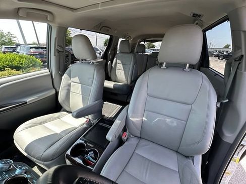 Used 2017 Toyota Sienna XLE w/ XLE Navigation Package FWD image 30